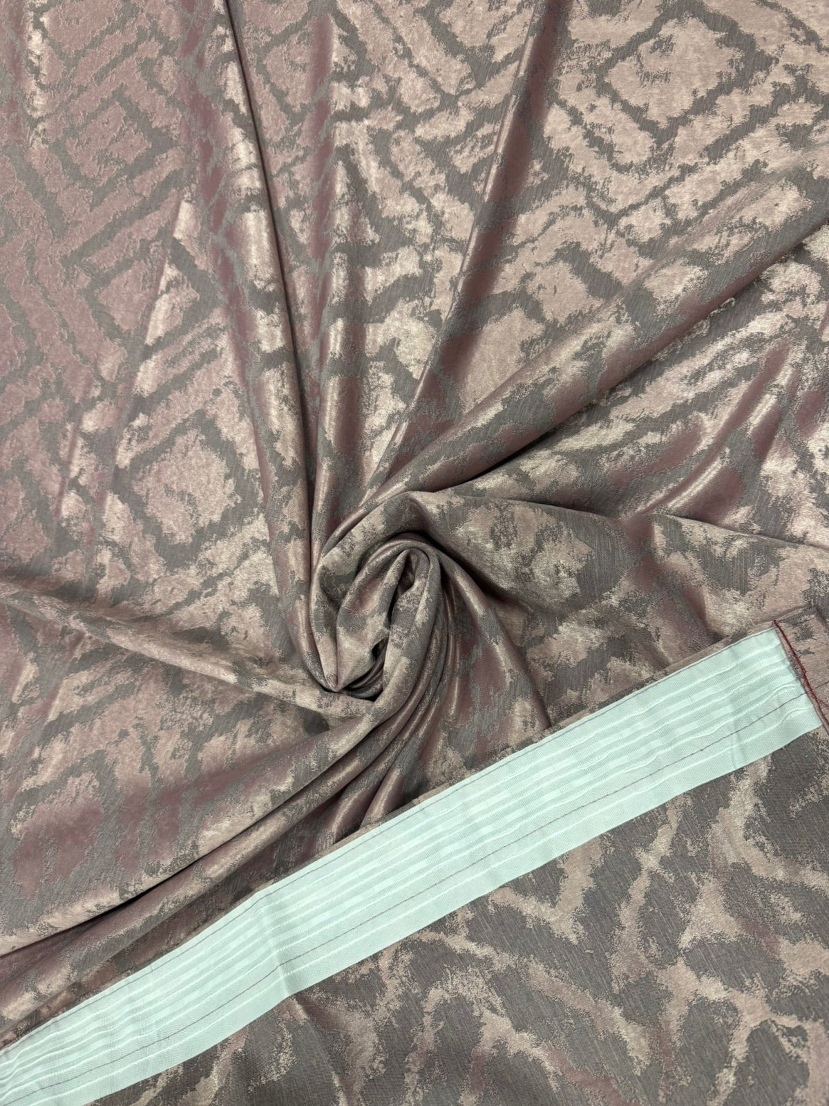 Set Draperii Maro Gata Cusute cu Tiv si Rejansă, 3M x 2.7 h Model Labirint