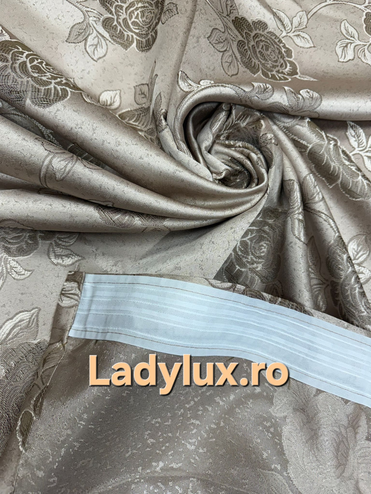 Set Draperii Maro Gata Cusute cu Tiv si Rejansă, 3M x 2.7 h Model Trandafir