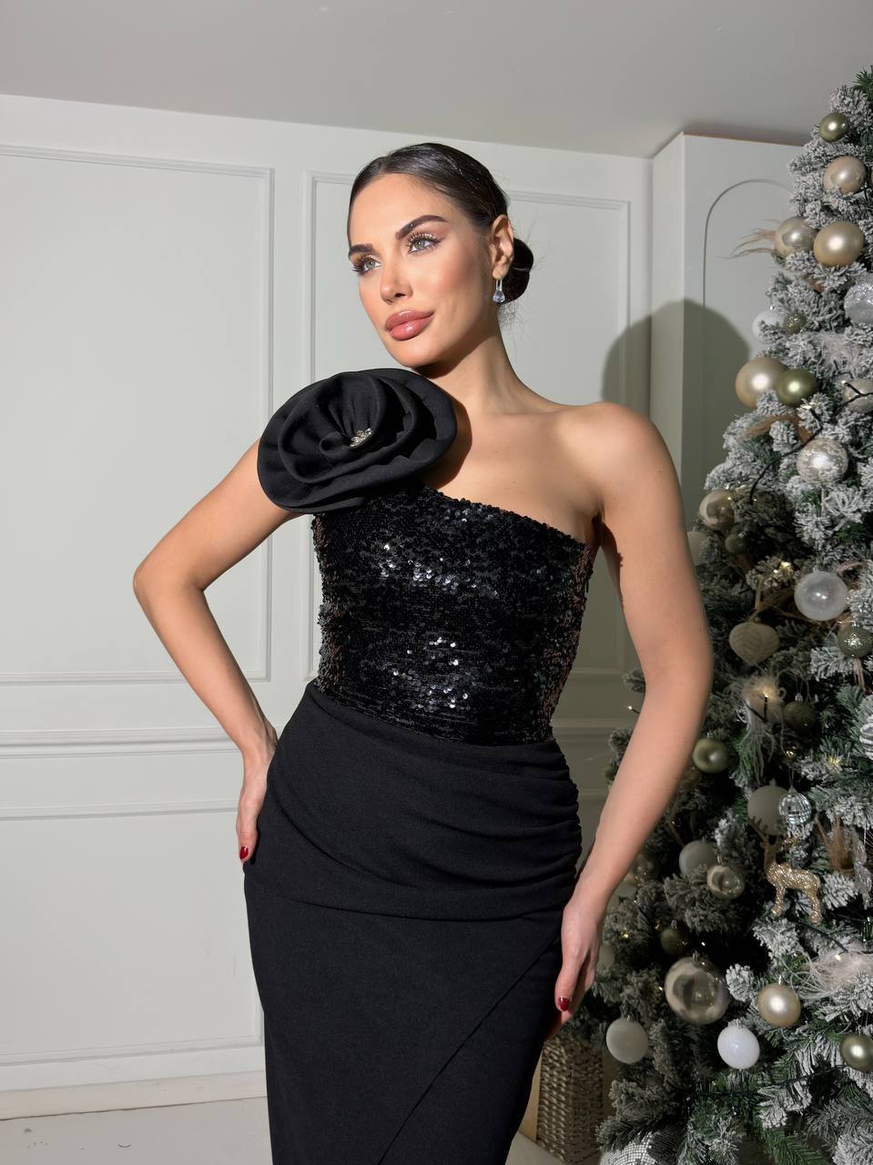 Rochie lunga eleganta, cu paiete, Neagra, cu floare supradimensionata, N202554