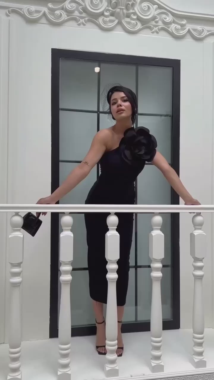 Rochie Midi Asimetrică Neagră cu Detaliu Floral Statement N110062