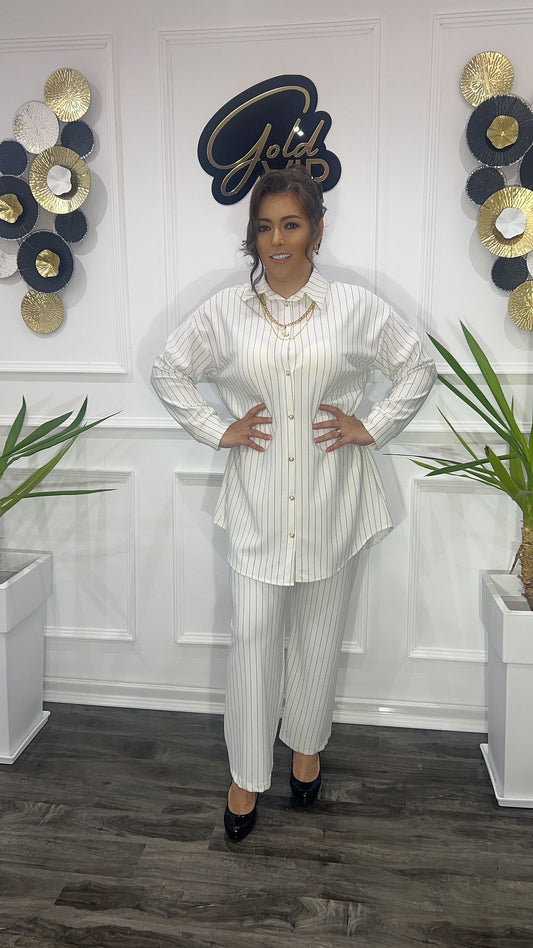 Compleu alb cu dungi negre fine, format din doua piese Oversize Betti