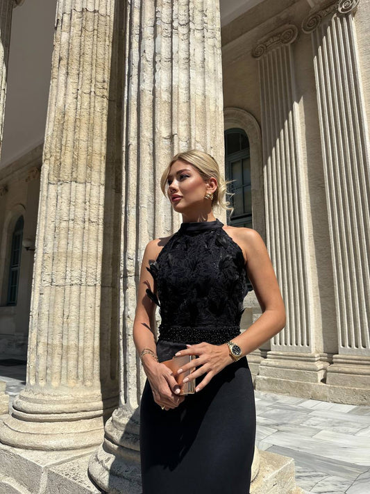 Rochie Midi neagra cu pene si paiete in partea de sus, talie evidențiată cu perle Merry N110113