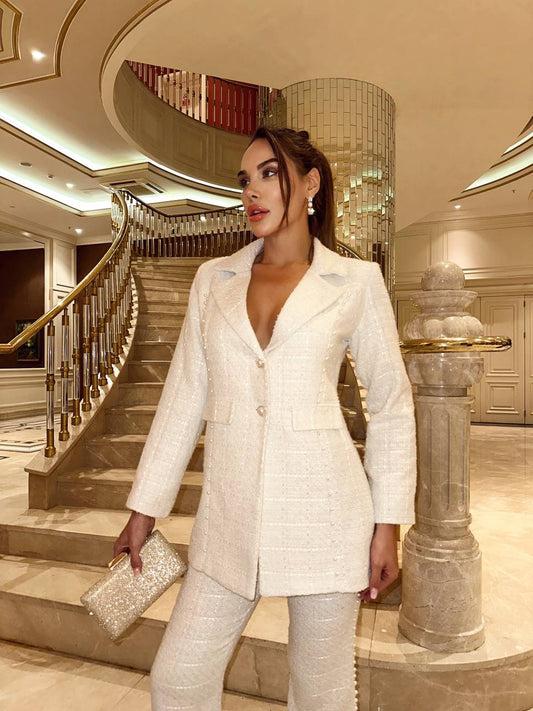 Costum Chrys Stofa Tweed Alb, Sacou si pantalon, accesorizat cu perle albe N003011