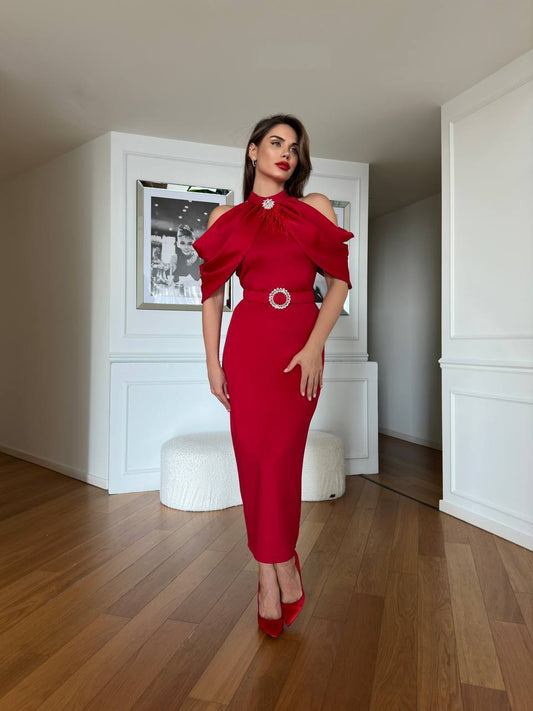 Rochie Midi Rosie, curea cu catarama din cristale si accesoriu brosa stralucitoare cu puf si Samy N110095