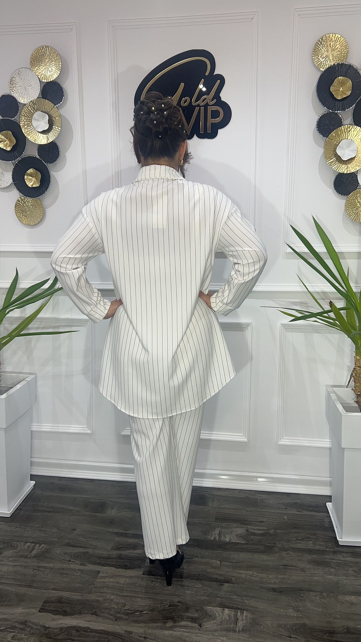 Compleu alb cu dungi negre fine, format din doua piese Oversize Betti