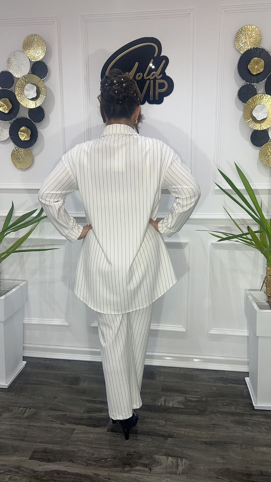 Compleu alb cu dungi negre fine, format din doua piese Oversize Betti