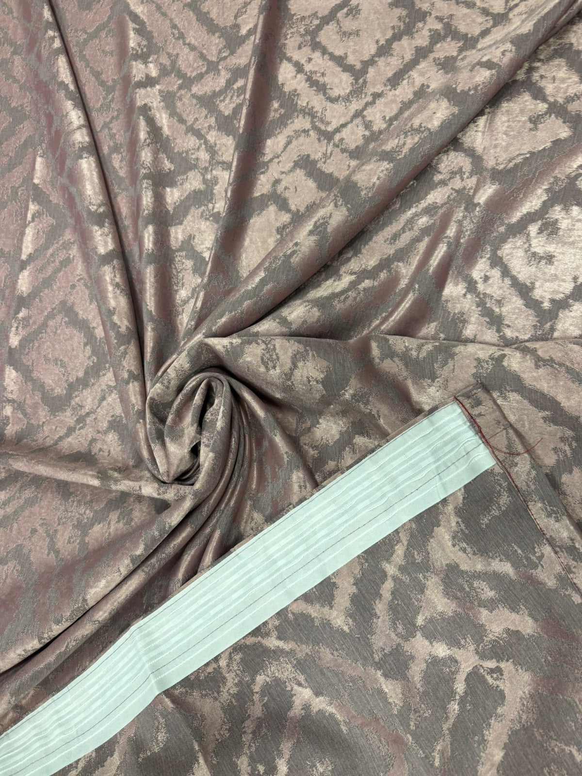 Set Draperii Maro Gata Cusute cu Tiv si Rejansă, 3M x 2.7 h Model Labirint