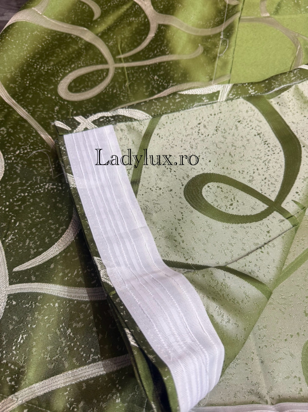 Set Draperii Poliester Verde Model Semnatura 3M x2.7h - Cu Tiv si Rejansă